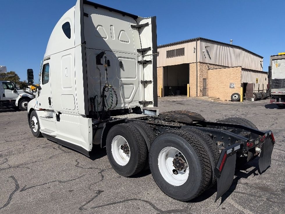 Sleeper Tractor-Heavy Duty Tractors-Freightliner-2021-T12664ST-Hebron-KY-546,232\n\t\tmiles-$ 58,250 - Image 5