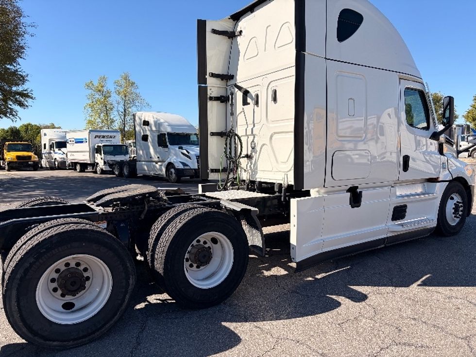 Sleeper Tractor-Heavy Duty Tractors-Freightliner-2021-T12664ST-Hebron-KY-546,232\n\t\tmiles-$ 58,250 - Image 7