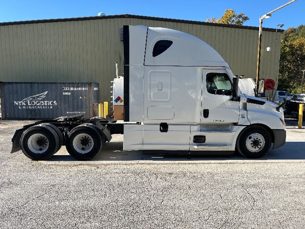 Sleeper Tractor-Heavy Duty Tractors-Freightliner-2021-T12664ST-Hebron-KY-546,232\n\t\tmiles-$ 58,250 - Image 8