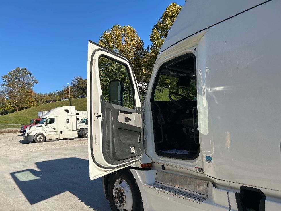 Sleeper Tractor-Heavy Duty Tractors-Freightliner-2021-T12664ST-Hebron-KY-546,232\n\t\tmiles-$ 58,250 - Image 9