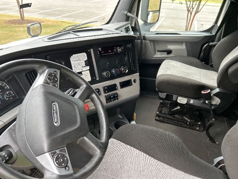 Sleeper Tractor-Heavy Duty Tractors-Freightliner-2021-T12664ST-Homewood-AL-497,458\n\t\tmiles-$ 66,500 - Image 10