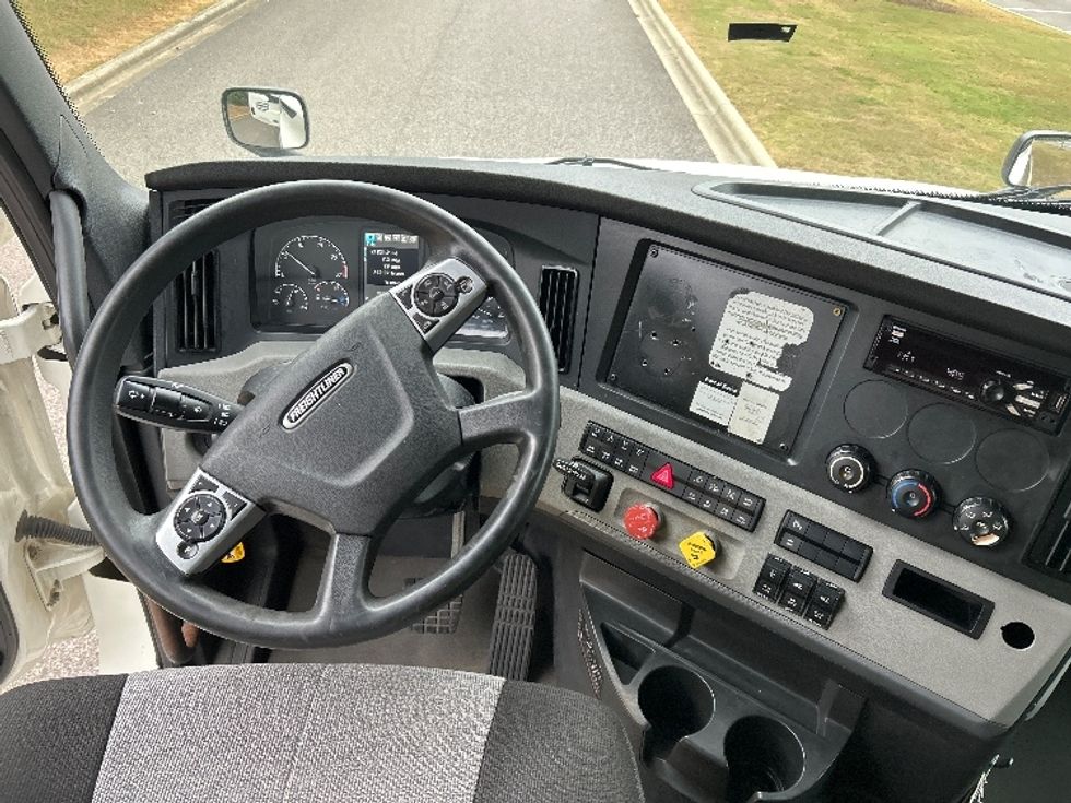 Sleeper Tractor-Heavy Duty Tractors-Freightliner-2021-T12664ST-Homewood-AL-497,458\n\t\tmiles-$ 66,500 - Image 11