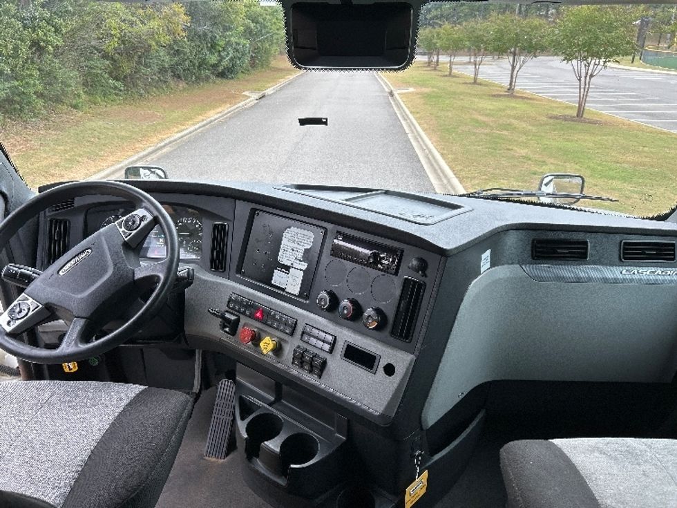 Sleeper Tractor-Heavy Duty Tractors-Freightliner-2021-T12664ST-Homewood-AL-497,458\n\t\tmiles-$ 66,500 - Image 12