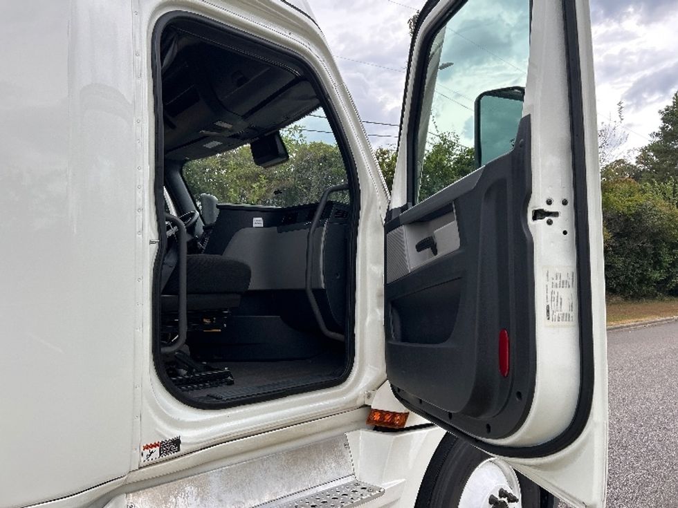 Sleeper Tractor-Heavy Duty Tractors-Freightliner-2021-T12664ST-Homewood-AL-497,458\n\t\tmiles-$ 66,500 - Image 13