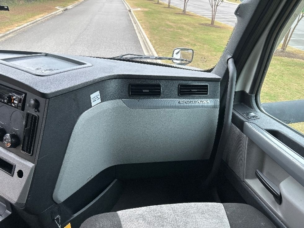 Sleeper Tractor-Heavy Duty Tractors-Freightliner-2021-T12664ST-Homewood-AL-497,458\n\t\tmiles-$ 66,500 - Image 14