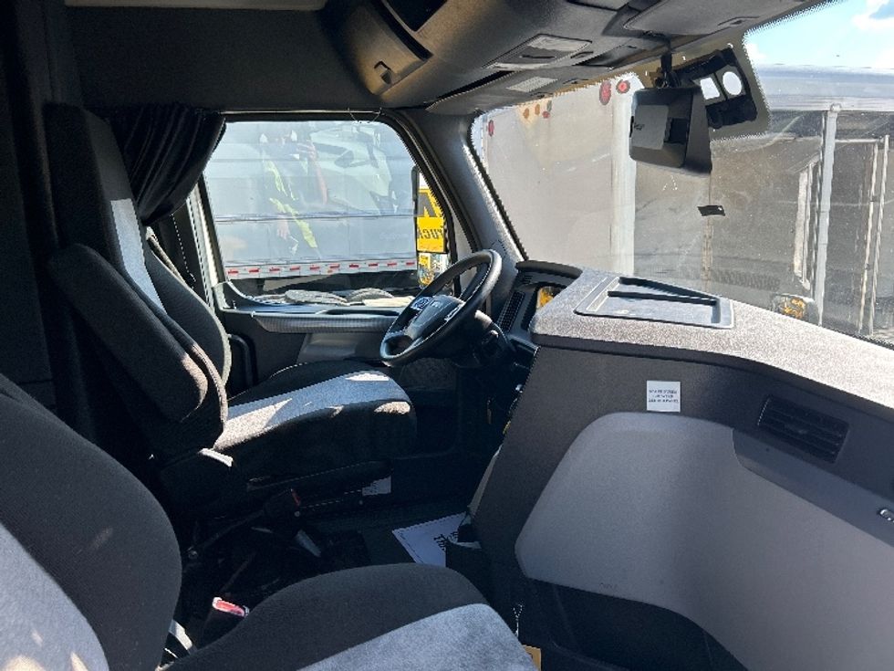 Sleeper Tractor-Heavy Duty Tractors-Freightliner-2021-T12664ST-Homewood-AL-497,458\n\t\tmiles-$ 66,500 - Image 15