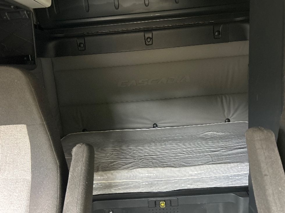 Sleeper Tractor-Heavy Duty Tractors-Freightliner-2021-T12664ST-Homewood-AL-497,458\n\t\tmiles-$ 66,500 - Image 16