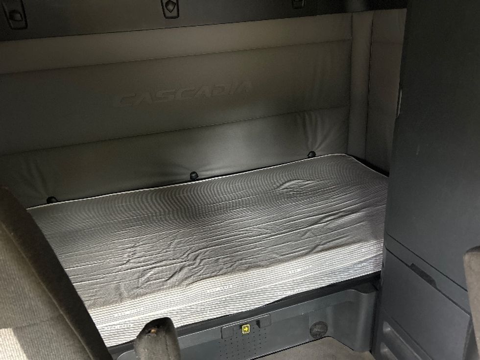 Sleeper Tractor-Heavy Duty Tractors-Freightliner-2021-T12664ST-Homewood-AL-497,458\n\t\tmiles-$ 66,500 - Image 17