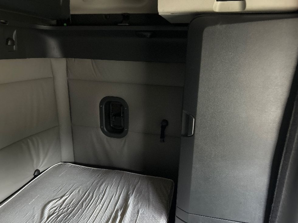 Sleeper Tractor-Heavy Duty Tractors-Freightliner-2021-T12664ST-Homewood-AL-497,458\n\t\tmiles-$ 66,500 - Image 18