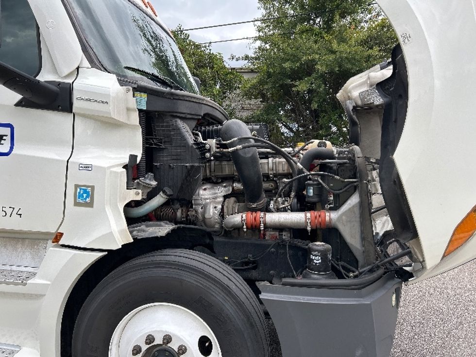 Sleeper Tractor-Heavy Duty Tractors-Freightliner-2021-T12664ST-Homewood-AL-497,458\n\t\tmiles-$ 66,500 - Image 21