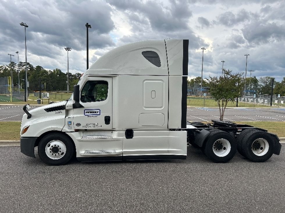 Sleeper Tractor-Heavy Duty Tractors-Freightliner-2021-T12664ST-Homewood-AL-497,458\n\t\tmiles-$ 66,500 - Image 4