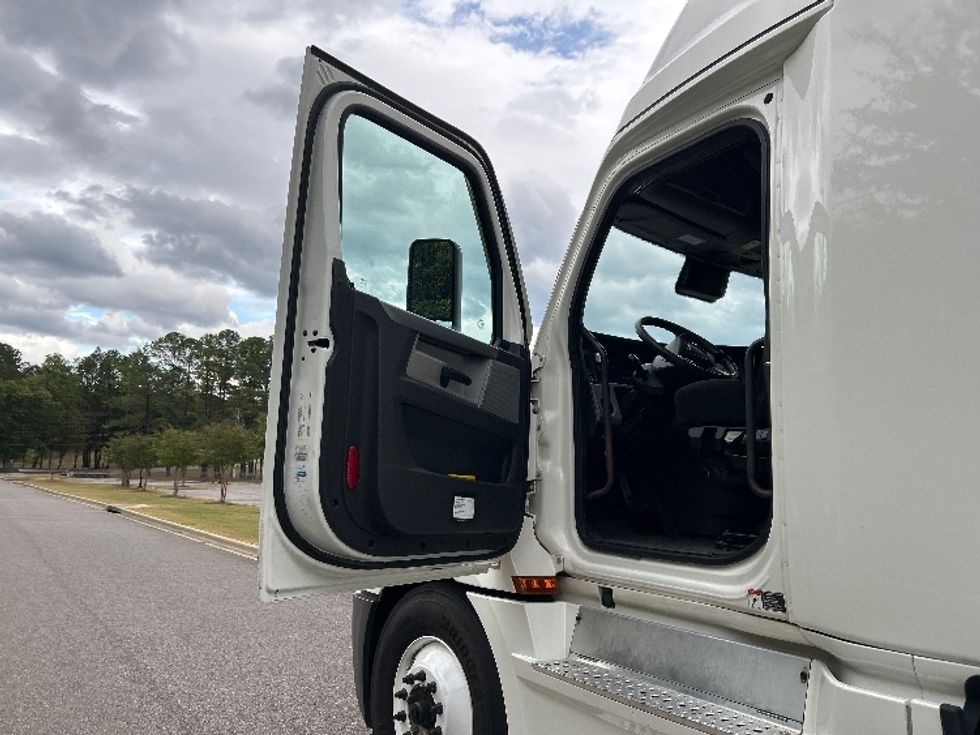 Sleeper Tractor-Heavy Duty Tractors-Freightliner-2021-T12664ST-Homewood-AL-497,458\n\t\tmiles-$ 66,500 - Image 9