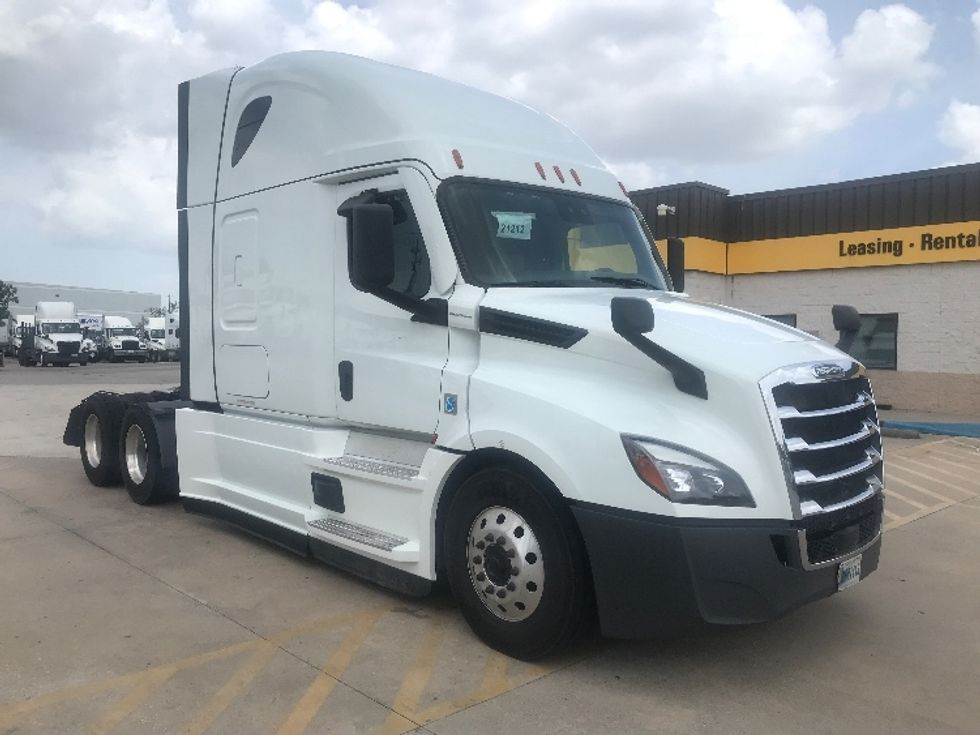 Sleeper Tractor-Heavy Duty Tractors-Freightliner-2021-T12664ST-Houston-TX-465,807\n\t\tmiles-$ 73,000 - Image 1