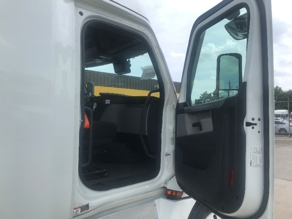 Sleeper Tractor-Heavy Duty Tractors-Freightliner-2021-T12664ST-Houston-TX-465,807\n\t\tmiles-$ 73,000 - Image 13