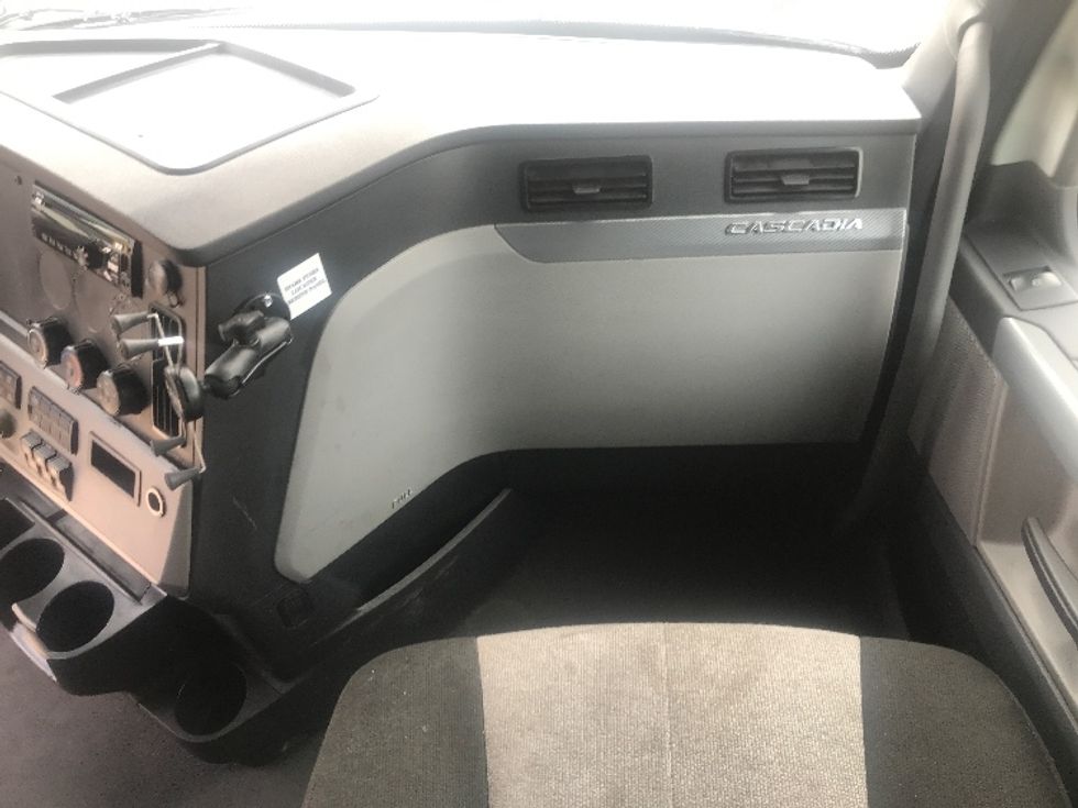 Sleeper Tractor-Heavy Duty Tractors-Freightliner-2021-T12664ST-Houston-TX-465,807\n\t\tmiles-$ 73,000 - Image 14