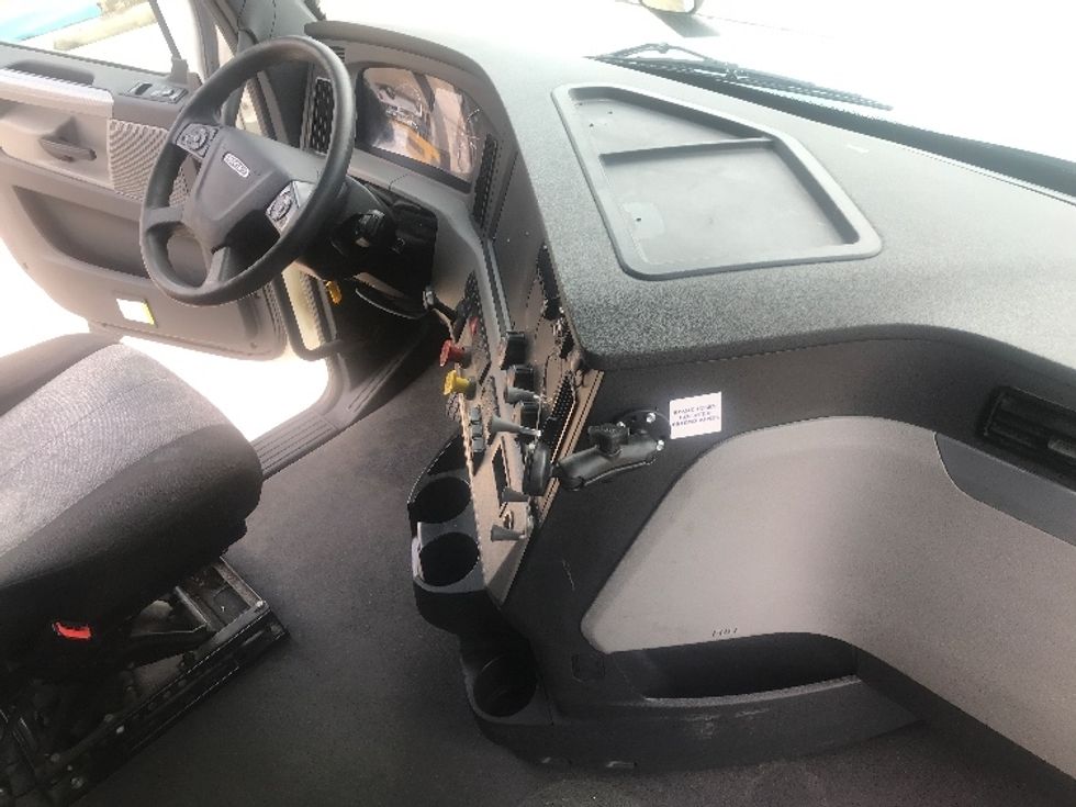 Sleeper Tractor-Heavy Duty Tractors-Freightliner-2021-T12664ST-Houston-TX-465,807\n\t\tmiles-$ 73,000 - Image 15