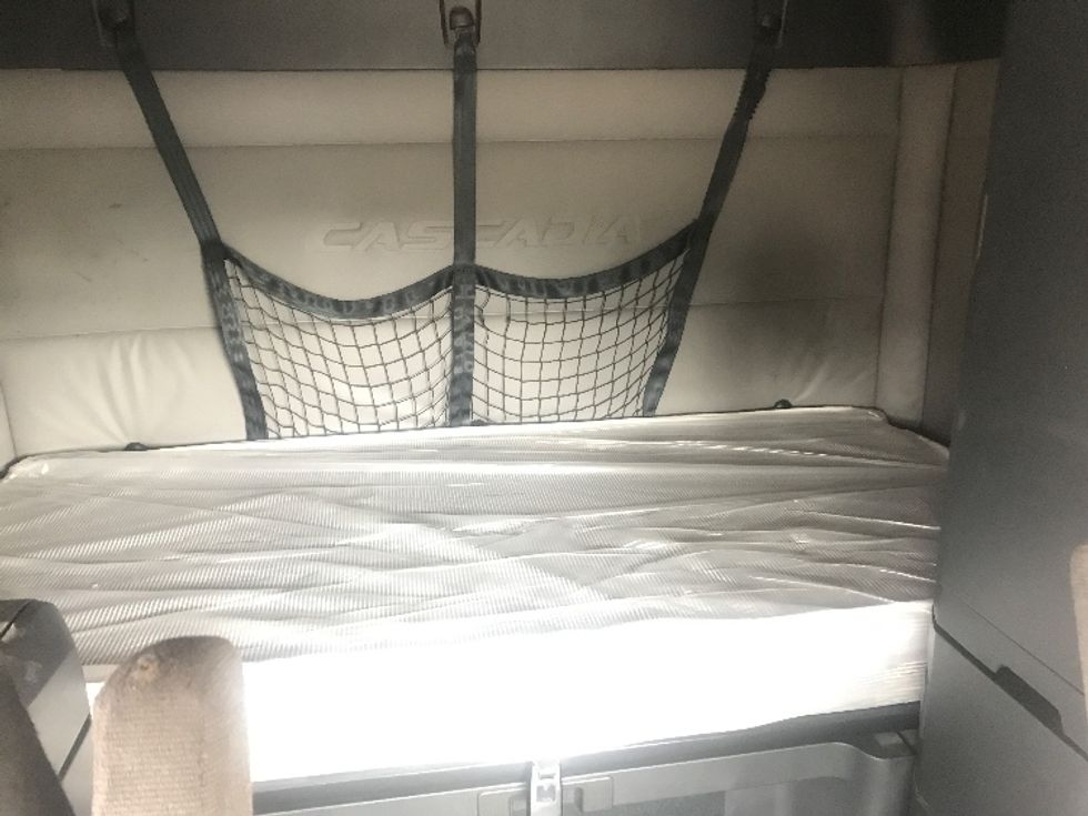 Sleeper Tractor-Heavy Duty Tractors-Freightliner-2021-T12664ST-Houston-TX-465,807\n\t\tmiles-$ 73,000 - Image 16