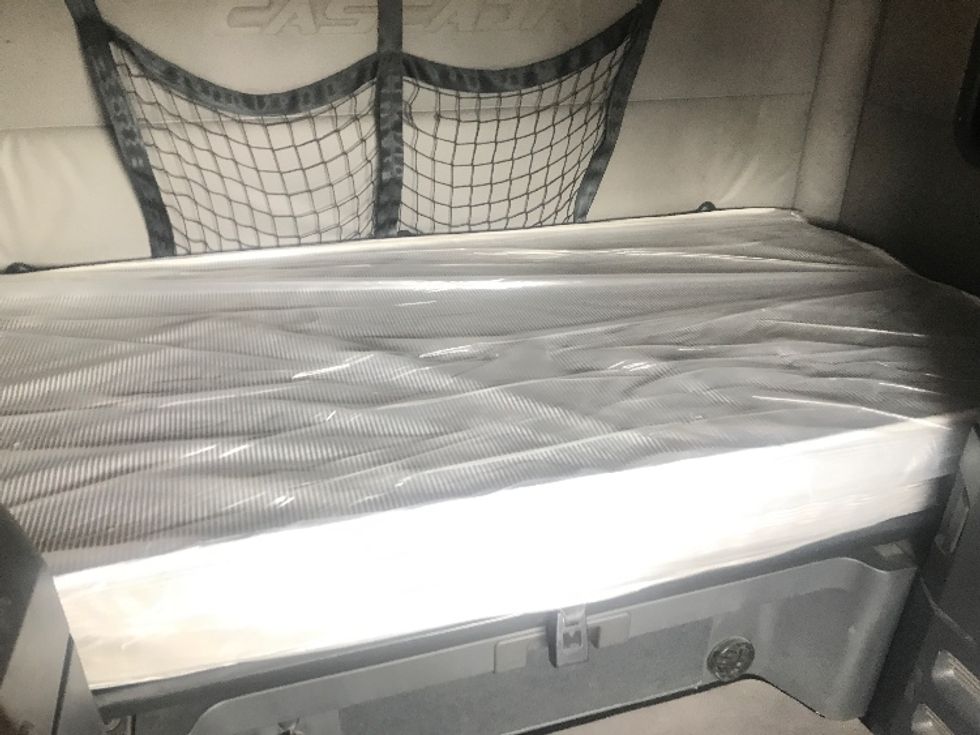 Sleeper Tractor-Heavy Duty Tractors-Freightliner-2021-T12664ST-Houston-TX-465,807\n\t\tmiles-$ 73,000 - Image 17