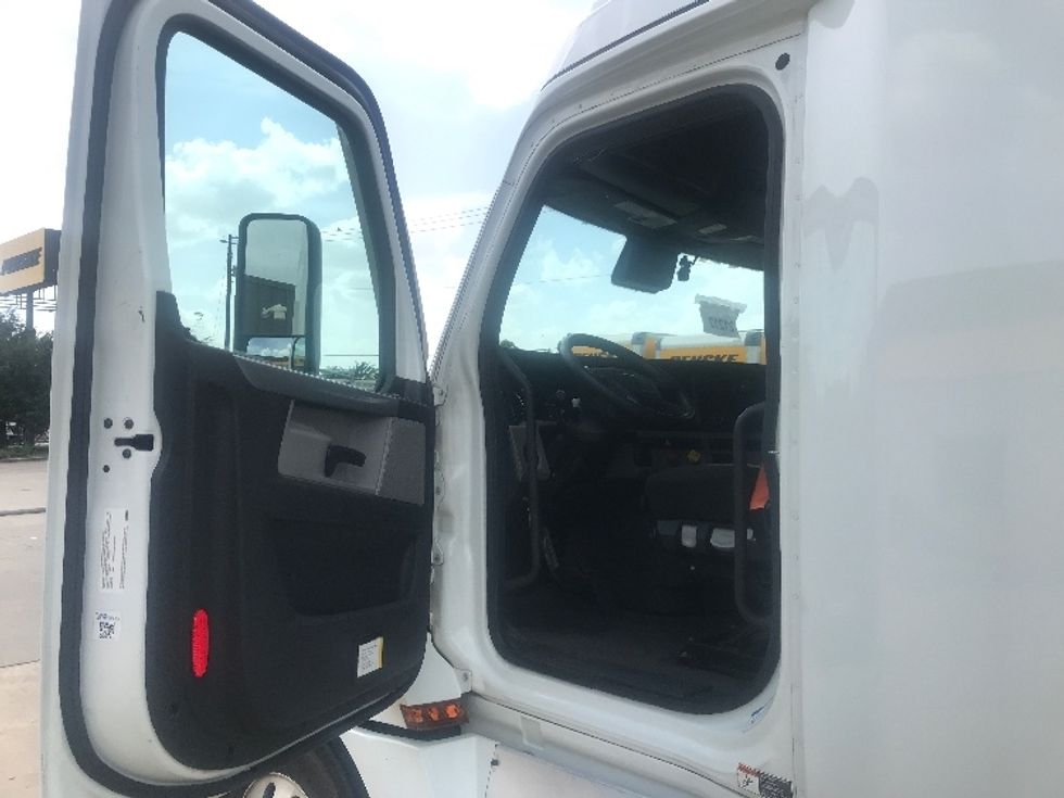 Sleeper Tractor-Heavy Duty Tractors-Freightliner-2021-T12664ST-Houston-TX-465,807\n\t\tmiles-$ 73,000 - Image 9