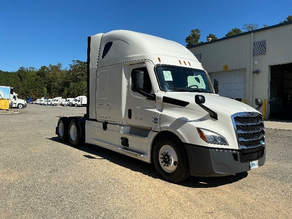 Sleeper Tractor-Heavy Duty Tractors-Freightliner-2021-T12664ST-Houston-TX-520,526\n\t\tmiles-$ 65,500 - Image 1