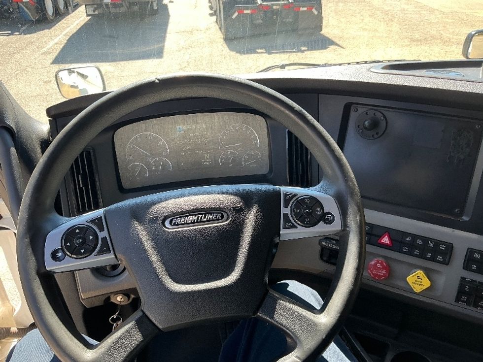 Sleeper Tractor-Heavy Duty Tractors-Freightliner-2021-T12664ST-Houston-TX-520,526\n\t\tmiles-$ 65,500 - Image 11