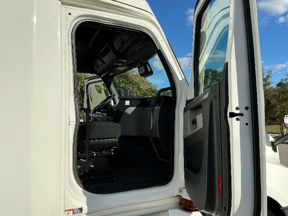 Sleeper Tractor-Heavy Duty Tractors-Freightliner-2021-T12664ST-Houston-TX-520,526\n\t\tmiles-$ 65,500 - Image 13