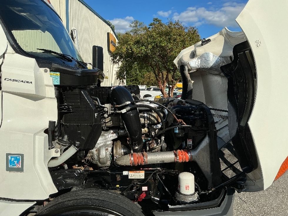 Sleeper Tractor-Heavy Duty Tractors-Freightliner-2021-T12664ST-Houston-TX-520,526\n\t\tmiles-$ 65,500 - Image 20