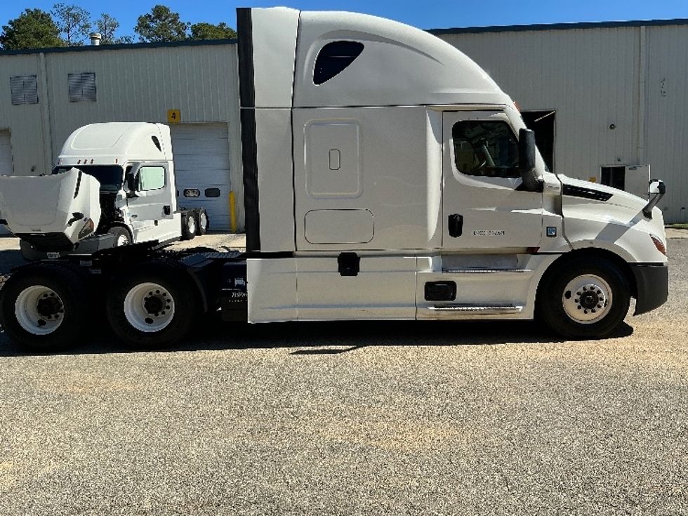Sleeper Tractor-Heavy Duty Tractors-Freightliner-2021-T12664ST-Houston-TX-520,526\n\t\tmiles-$ 65,500 - Image 8