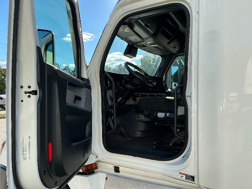 Sleeper Tractor-Heavy Duty Tractors-Freightliner-2021-T12664ST-Houston-TX-520,526\n\t\tmiles-$ 65,500 - Image 9