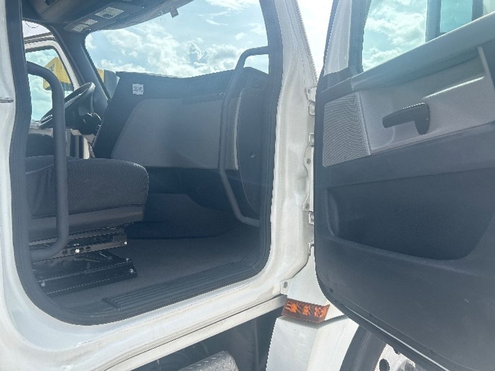 Sleeper Tractor-Heavy Duty Tractors-Freightliner-2021-T12664ST-Houston-TX-538,687\n\t\tmiles-$ 59,500 - Image 13