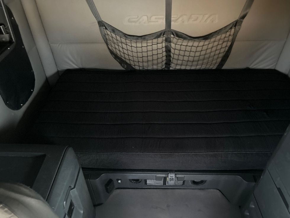 Sleeper Tractor-Heavy Duty Tractors-Freightliner-2021-T12664ST-Houston-TX-538,687\n\t\tmiles-$ 59,500 - Image 16