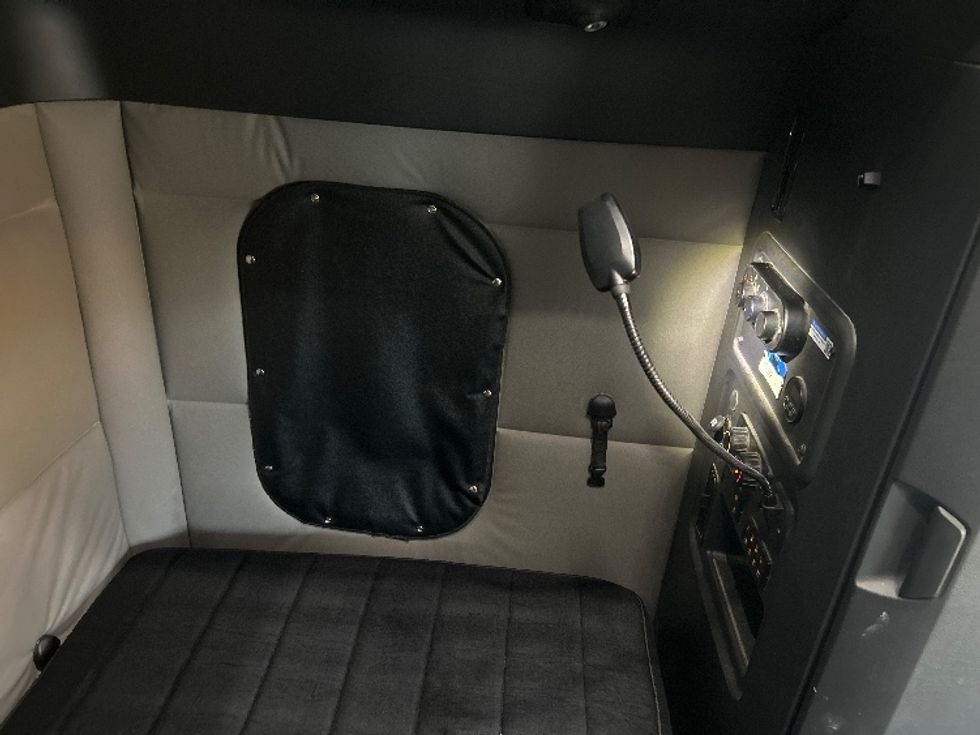 Sleeper Tractor-Heavy Duty Tractors-Freightliner-2021-T12664ST-Houston-TX-538,687\n\t\tmiles-$ 59,500 - Image 17