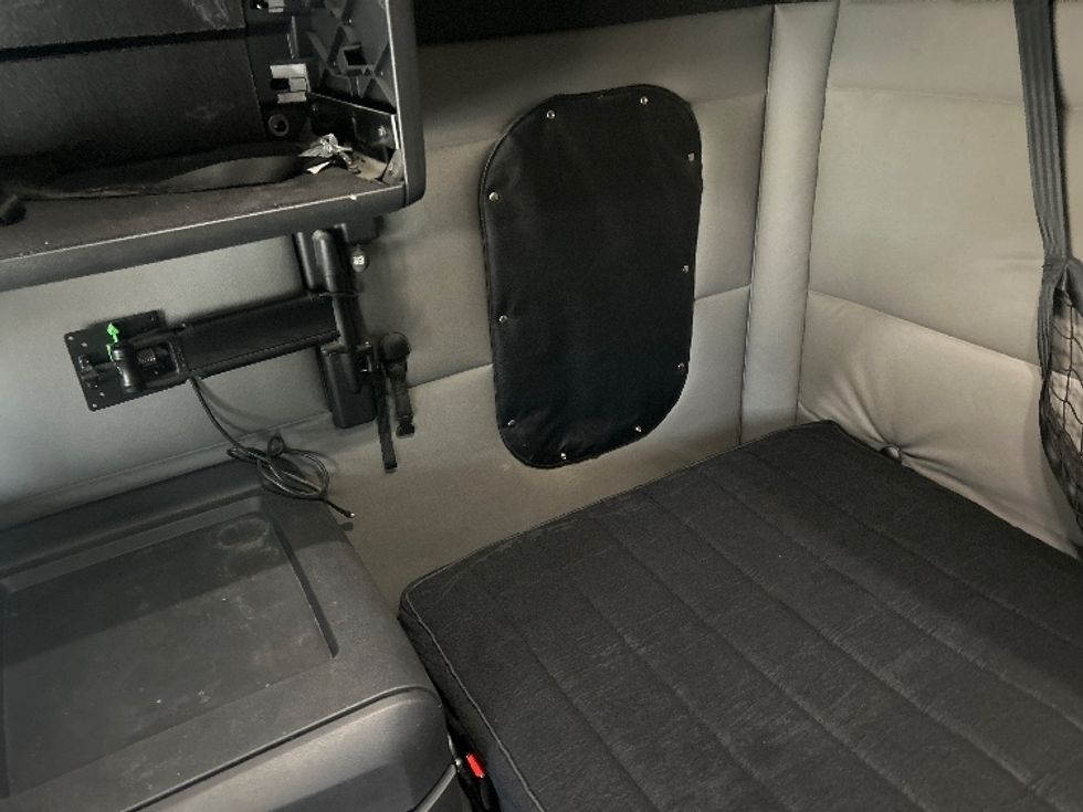 Sleeper Tractor-Heavy Duty Tractors-Freightliner-2021-T12664ST-Houston-TX-538,687\n\t\tmiles-$ 59,500 - Image 18