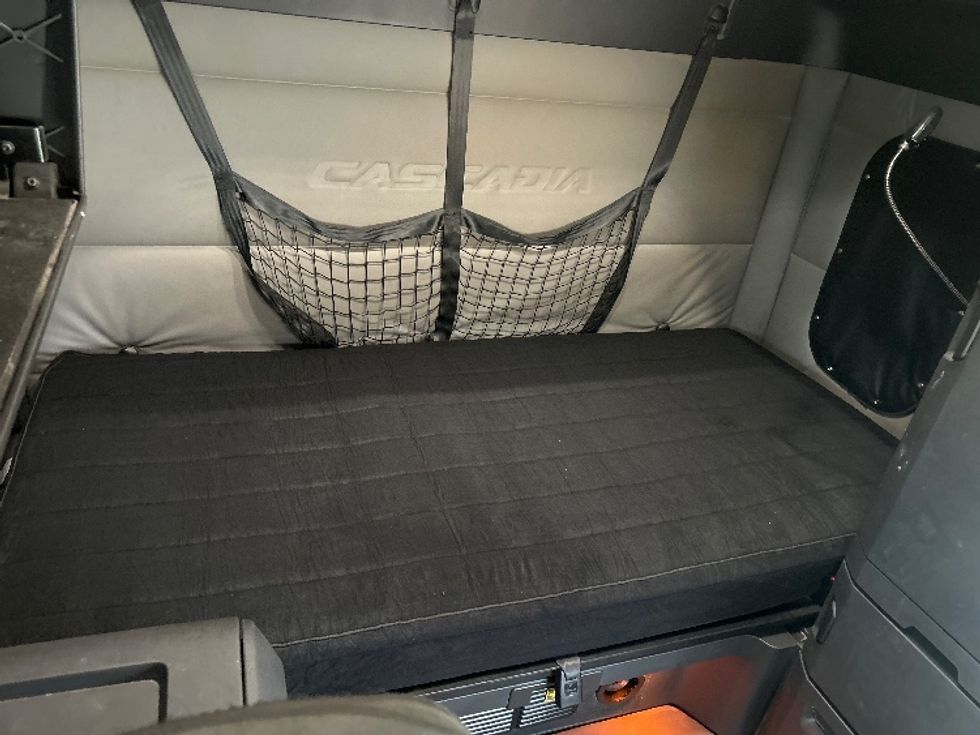 Sleeper Tractor-Heavy Duty Tractors-Freightliner-2021-T12664ST-Houston-TX-538,687\n\t\tmiles-$ 59,500 - Image 19