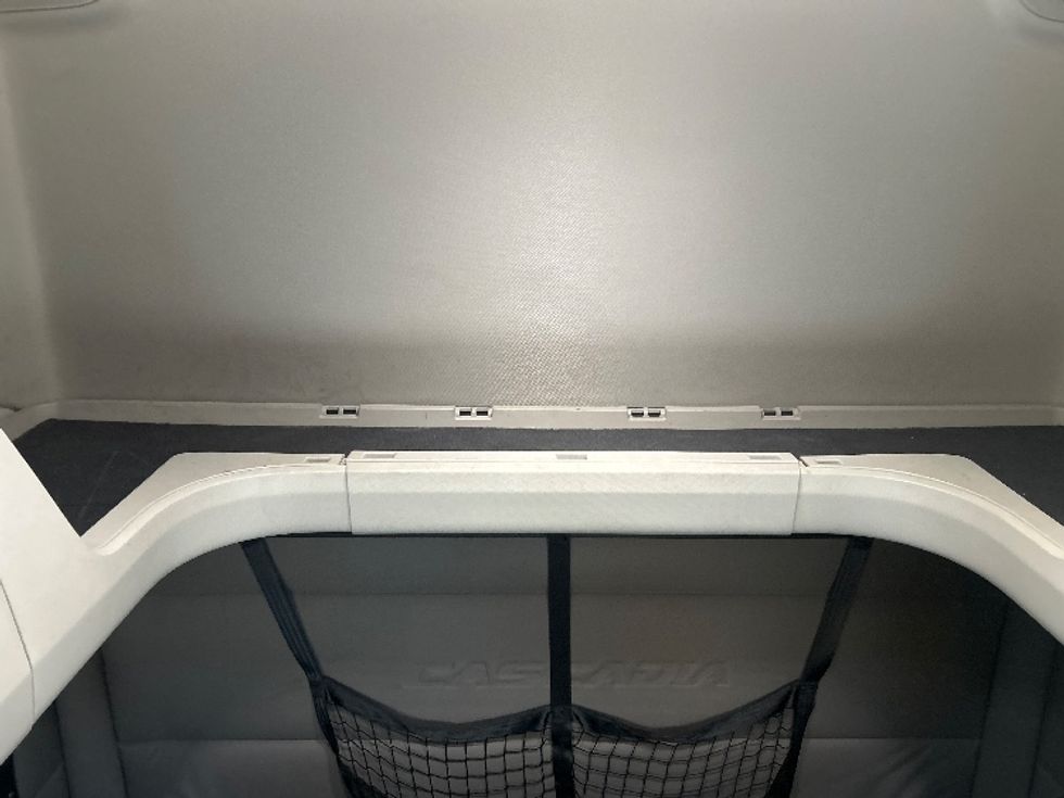 Sleeper Tractor-Heavy Duty Tractors-Freightliner-2021-T12664ST-Houston-TX-538,687\n\t\tmiles-$ 59,500 - Image 22