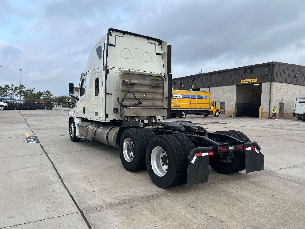 Sleeper Tractor-Heavy Duty Tractors-Freightliner-2021-T12664ST-Houston-TX-538,687\n\t\tmiles-$ 59,500 - Image 5