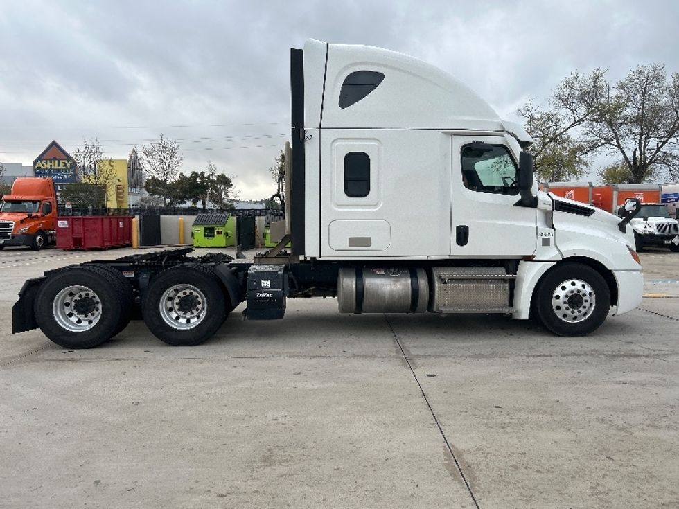 Sleeper Tractor-Heavy Duty Tractors-Freightliner-2021-T12664ST-Houston-TX-538,687\n\t\tmiles-$ 59,500 - Image 8