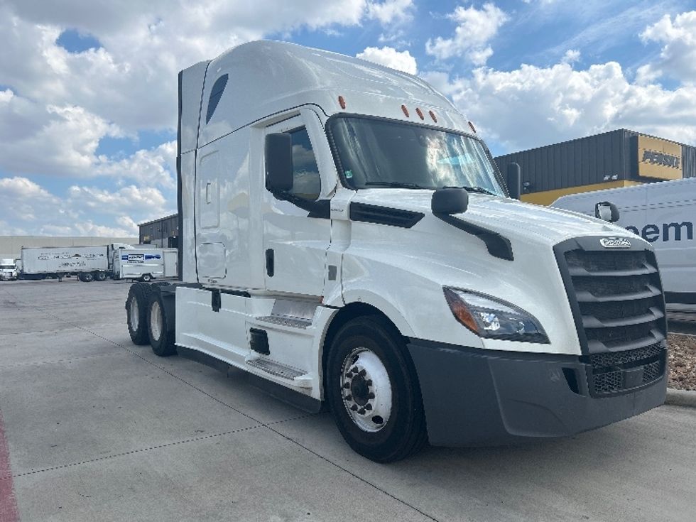 Sleeper Tractor-Heavy Duty Tractors-Freightliner-2021-T12664ST-Houston-TX-543,921\n\t\tmiles-$ 62,500 - Image 1