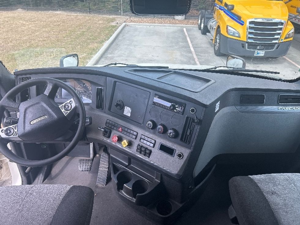 Sleeper Tractor-Heavy Duty Tractors-Freightliner-2021-T12664ST-Houston-TX-543,921\n\t\tmiles-$ 62,500 - Image 11