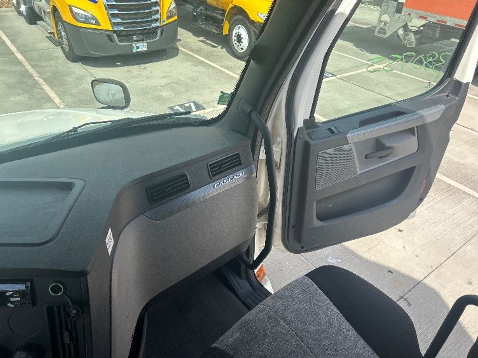 Sleeper Tractor-Heavy Duty Tractors-Freightliner-2021-T12664ST-Houston-TX-543,921\n\t\tmiles-$ 62,500 - Image 14