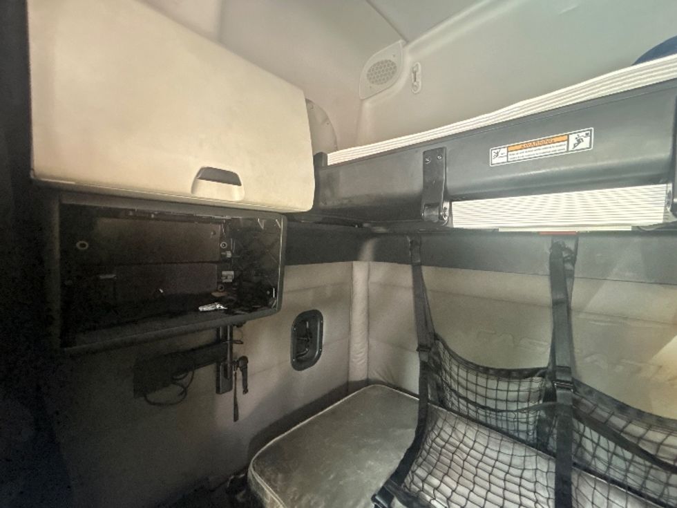 Sleeper Tractor-Heavy Duty Tractors-Freightliner-2021-T12664ST-Houston-TX-543,921\n\t\tmiles-$ 62,500 - Image 18