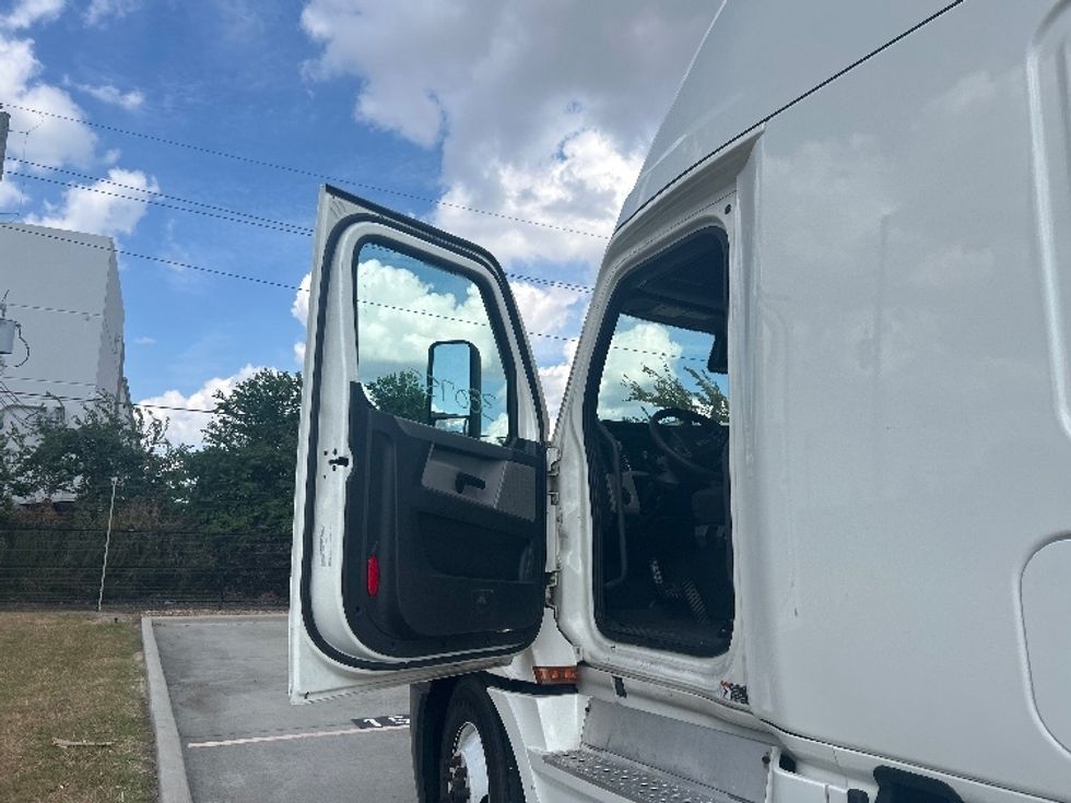 Sleeper Tractor-Heavy Duty Tractors-Freightliner-2021-T12664ST-Houston-TX-543,921\n\t\tmiles-$ 62,500 - Image 9