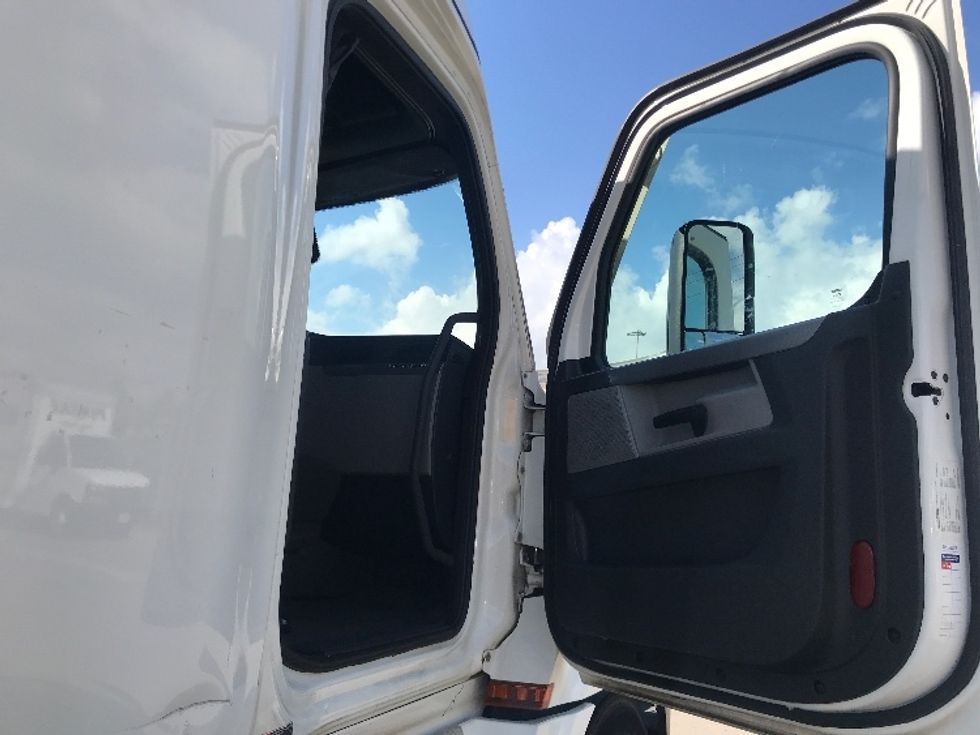 Sleeper Tractor-Heavy Duty Tractors-Freightliner-2021-T12664ST-Houston-TX-545,168\n\t\tmiles-$ 62,500 - Image 13