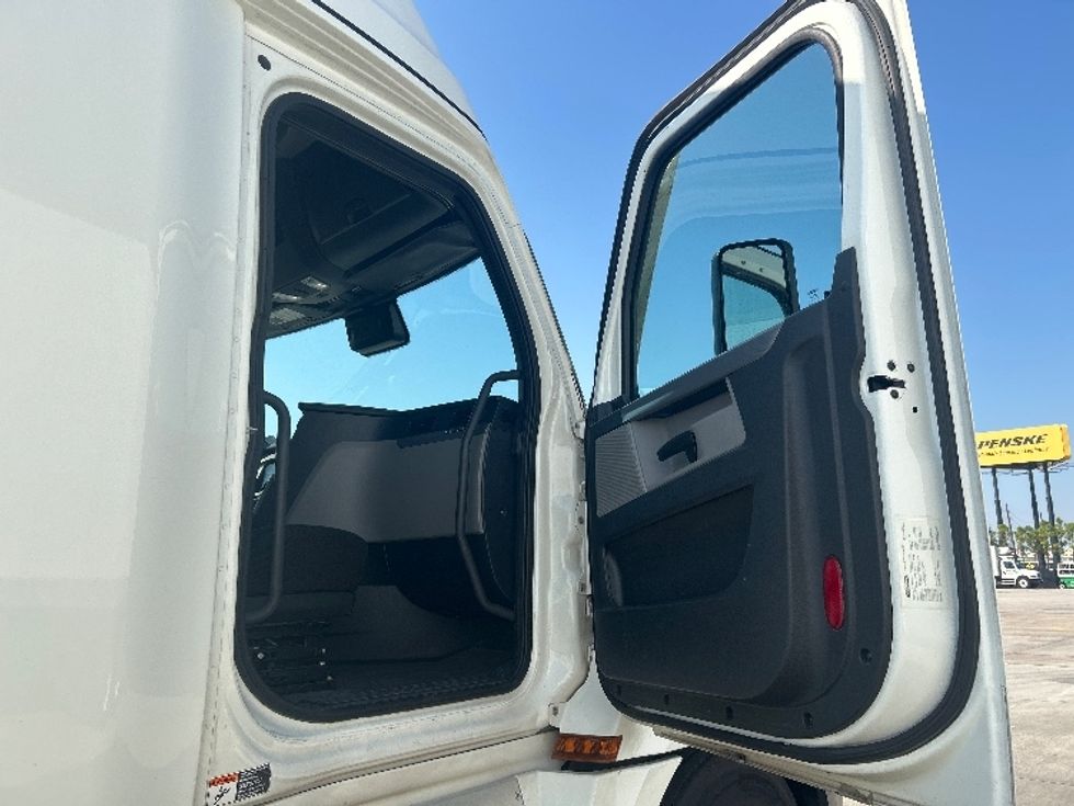 Sleeper Tractor-Heavy Duty Tractors-Freightliner-2021-T12664ST-Houston-TX-575,805\n\t\tmiles-$ 60,500 - Image 13