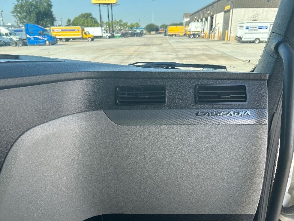 Sleeper Tractor-Heavy Duty Tractors-Freightliner-2021-T12664ST-Houston-TX-575,805\n\t\tmiles-$ 60,500 - Image 14