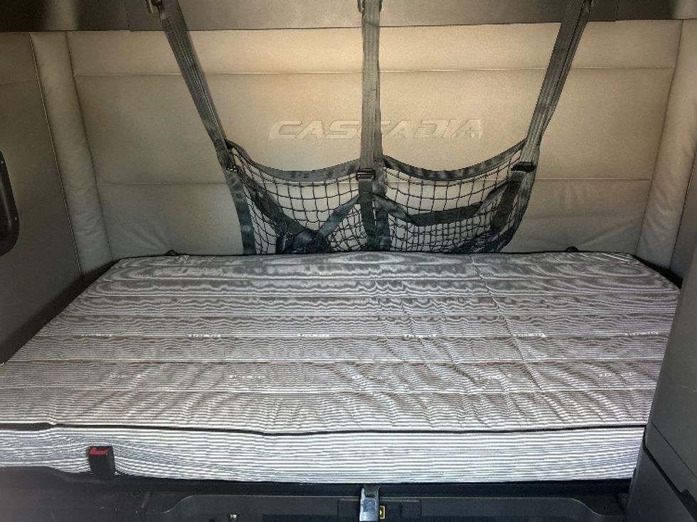 Sleeper Tractor-Heavy Duty Tractors-Freightliner-2021-T12664ST-Houston-TX-575,805\n\t\tmiles-$ 60,500 - Image 16