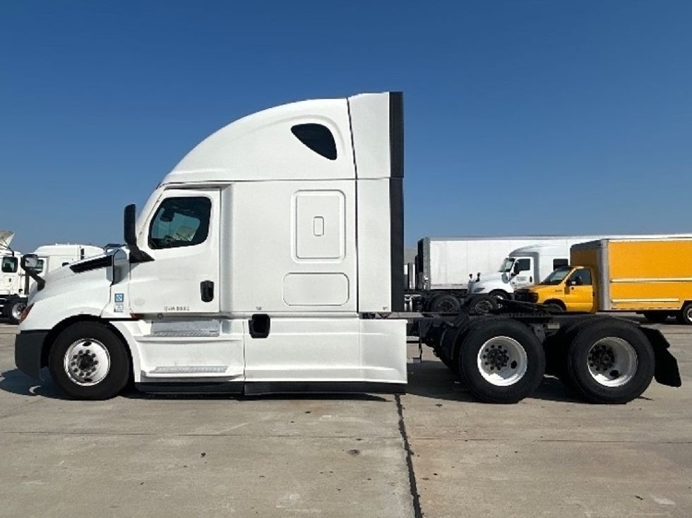 Sleeper Tractor-Heavy Duty Tractors-Freightliner-2021-T12664ST-Houston-TX-575,805\n\t\tmiles-$ 60,500 - Image 4