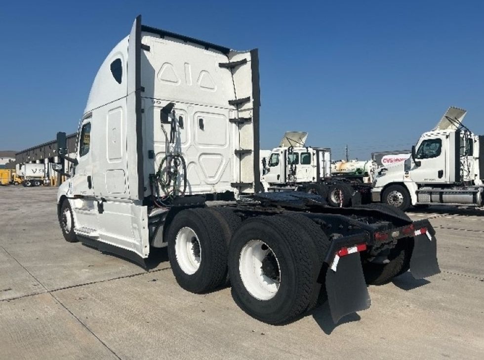 Sleeper Tractor-Heavy Duty Tractors-Freightliner-2021-T12664ST-Houston-TX-575,805\n\t\tmiles-$ 60,500 - Image 5