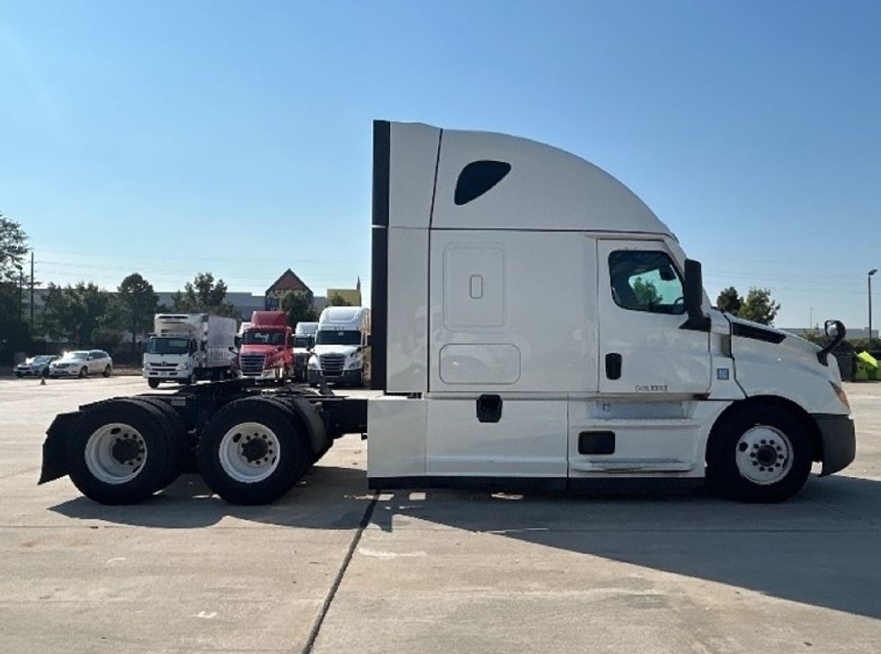 Sleeper Tractor-Heavy Duty Tractors-Freightliner-2021-T12664ST-Houston-TX-575,805\n\t\tmiles-$ 60,500 - Image 8