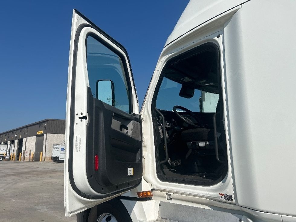 Sleeper Tractor-Heavy Duty Tractors-Freightliner-2021-T12664ST-Houston-TX-575,805\n\t\tmiles-$ 60,500 - Image 9